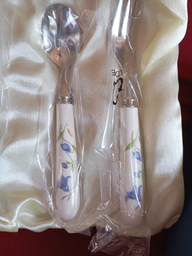 Cubertería de postre floral