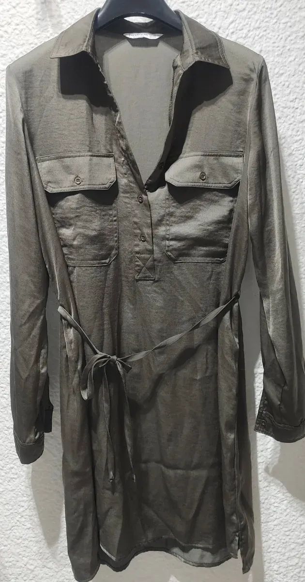 Vestido satinado verde militar Stradivarius T.XS