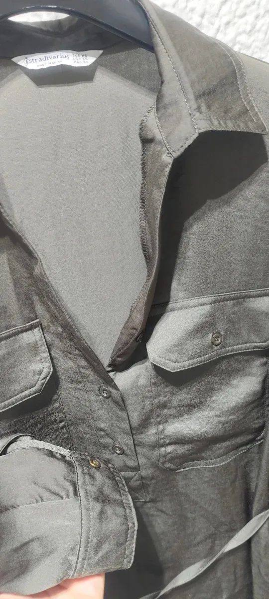 Vestido satinado verde militar Stradivarius T.XS