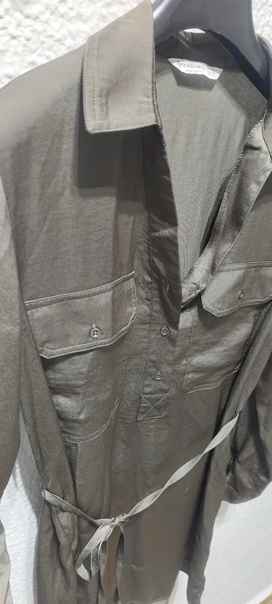 Vestido satinado verde militar Stradivarius T.XS