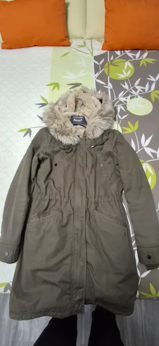 Parka verde con capucha y pelo