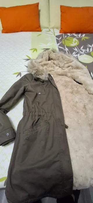 Parka verde con capucha y pelo