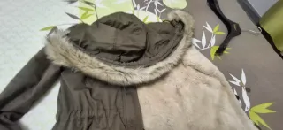 Parka verde con capucha y pelo