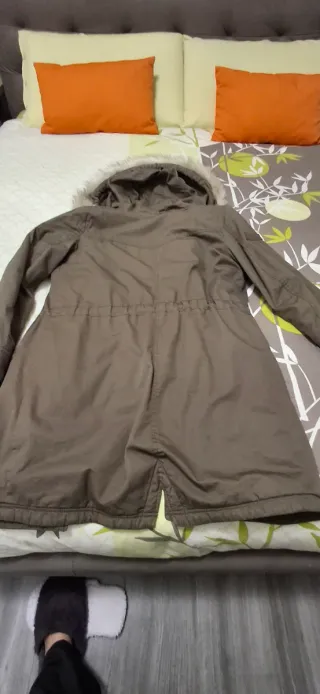 Parka verde con capucha y pelo