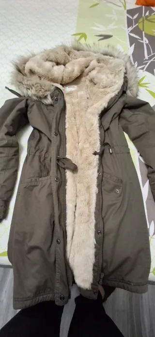 Parka verde con capucha y pelo