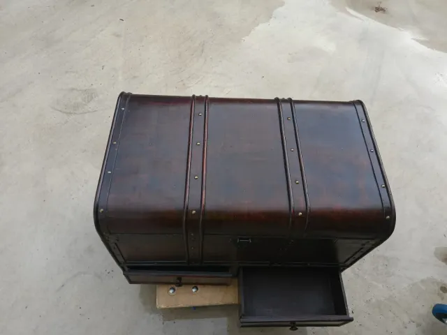 Baúl de madera y metal