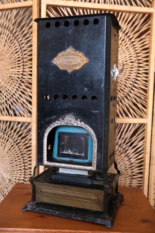 Estufa de petróleo antigua de metal