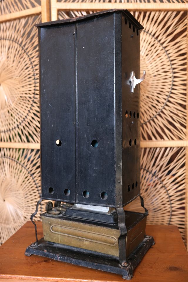 Estufa de petróleo antigua de metal