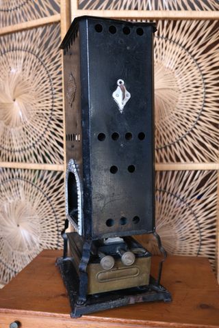 Estufa de petróleo antigua de metal