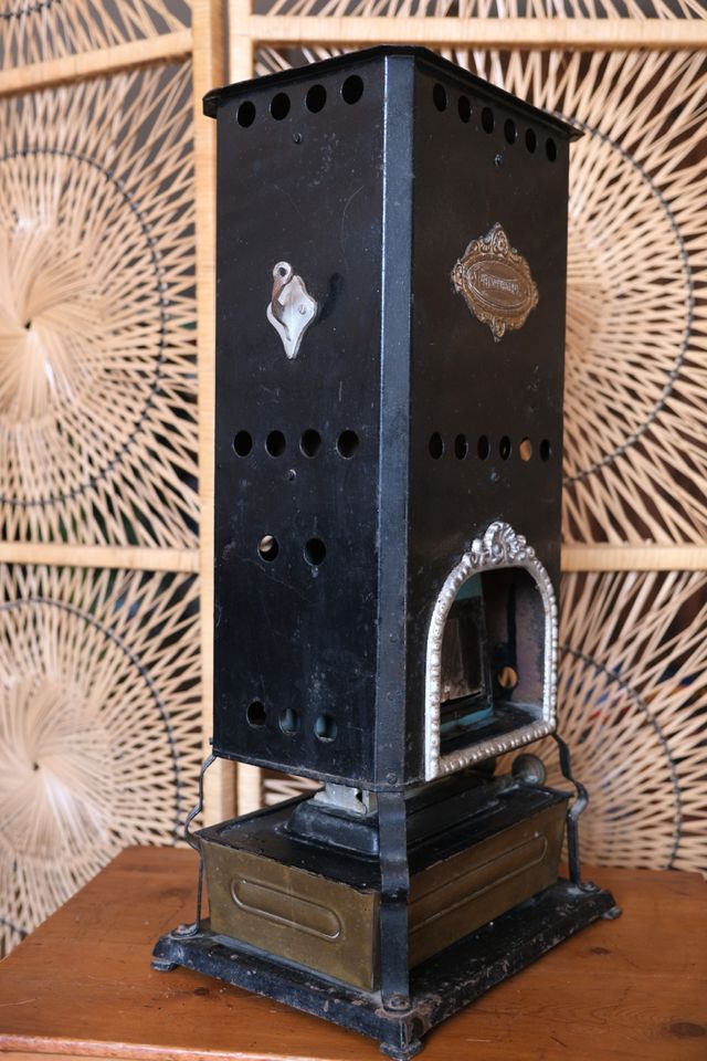 Estufa de petróleo antigua de metal