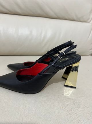 Zapatos Zara tacón negros y dorados