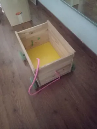 Carro de madera con ruedas