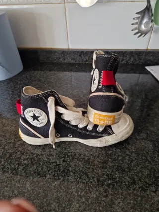 Zapatillas Converse Negras y Rojas