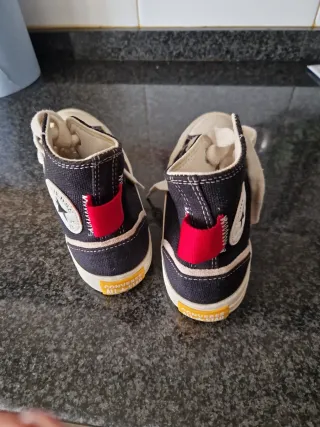 Zapatillas Converse Negras y Rojas