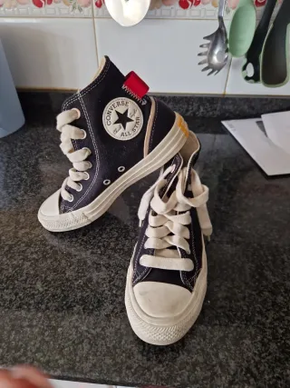 Zapatillas Converse Negras y Rojas