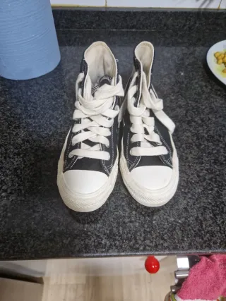 Zapatillas Converse Negras y Rojas