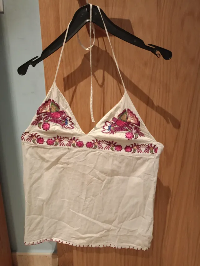 Camiseta halter bordada