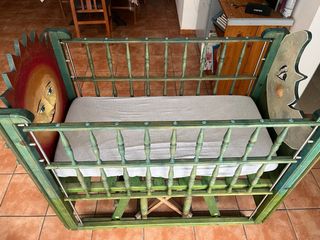 Cuna de madera verde