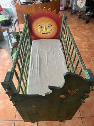 Cuna de madera verde