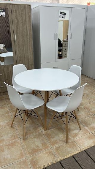 Mesa redonda blanca con 4 sillas NUEVAS