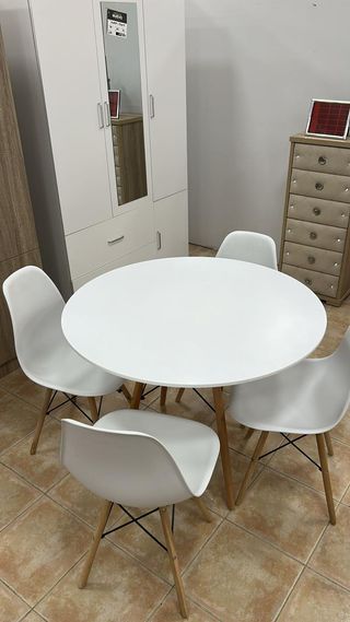 Mesa redonda blanca con 4 sillas NUEVAS