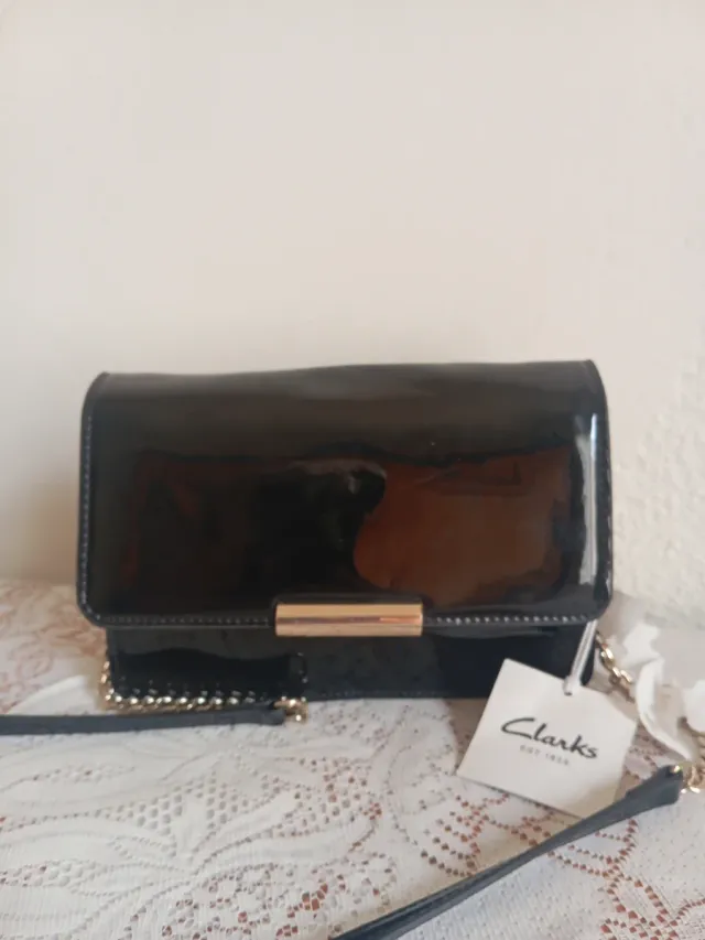 Bolso bandolera Clarks negro charol