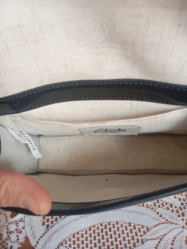 Bolso bandolera Clarks negro charol