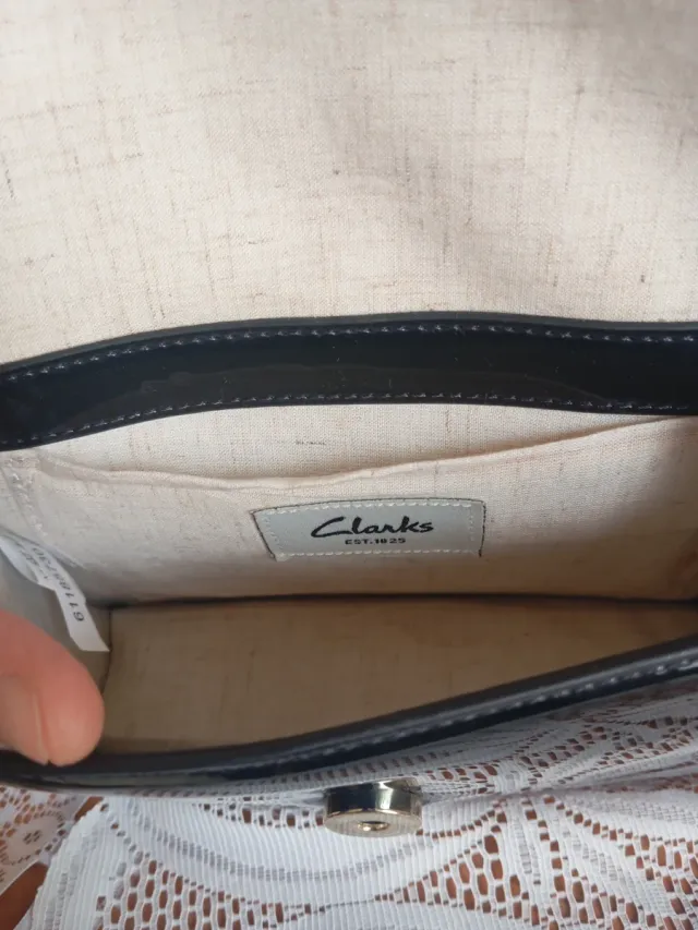 Bolso bandolera Clarks negro charol