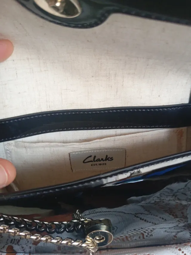 Bolso bandolera Clarks negro charol