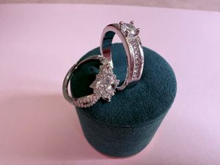 Alianzas de boda con anillos de diamantes en quila