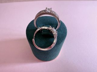 Alianzas de boda con anillos de diamantes en quila
