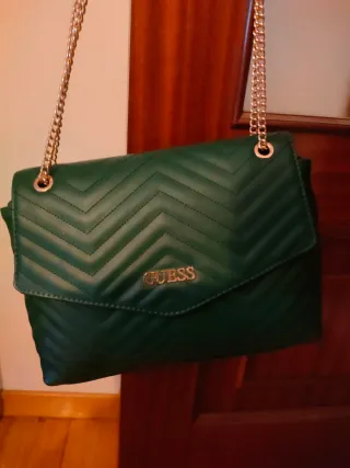Bolso Guess verde cadena dorada