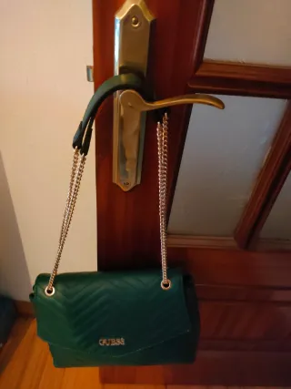Bolso Guess verde cadena dorada