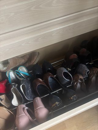 Armario de madera con puertas de cristal