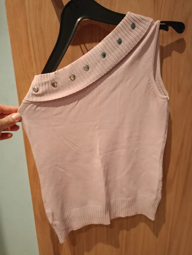 Camiseta sin mangas rosa con botones