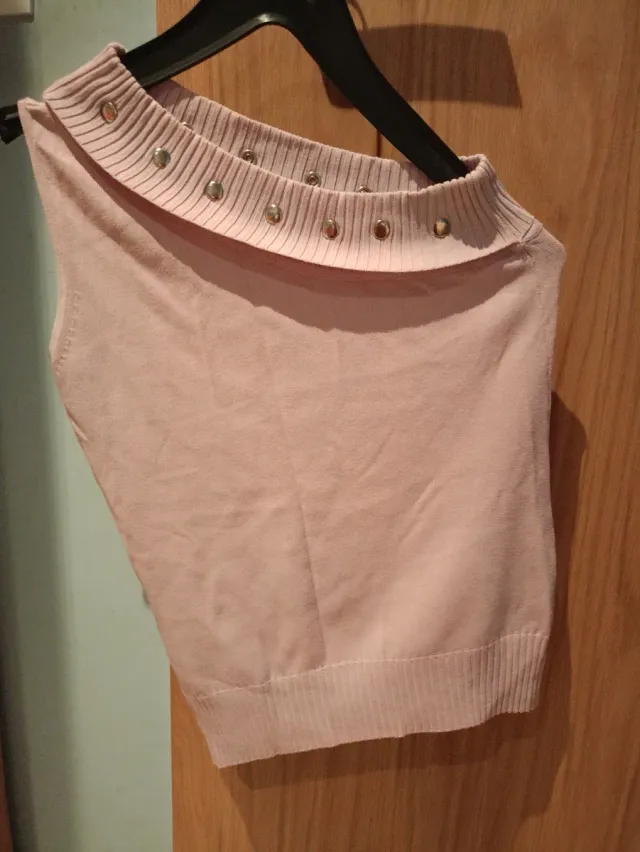 Camiseta sin mangas rosa con botones