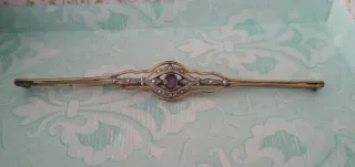 Broche antiguo con piedra morada y detalles dorado