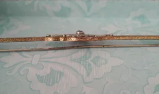 Broche antiguo con piedra morada y detalles dorado