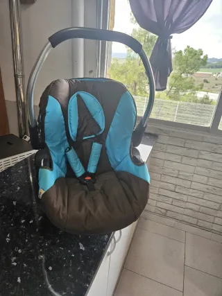 Silla de coche bebé azul y marrón