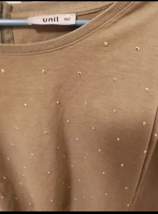 Camiseta manga larga con tachuelas