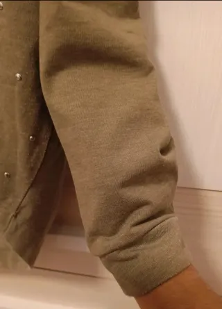 Camiseta manga larga con tachuelas