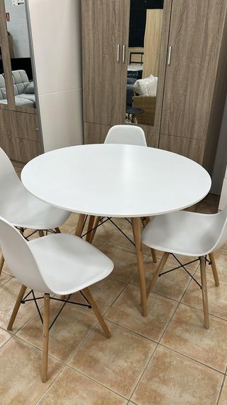 Mesa redonda blanca con 4 sillas NUEVAS