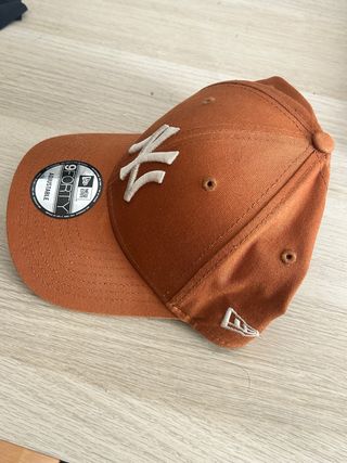 Gorra New Era NY Marrón Beige