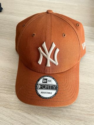 Gorra New Era NY Marrón Beige