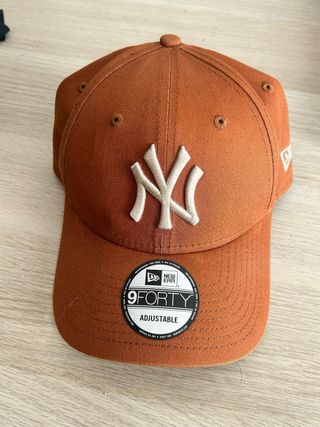 Gorra New Era NY Marrón Beige