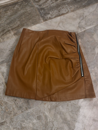 Falda de cuero marrón