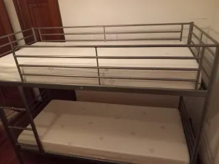 Litera metálica gris con colchones