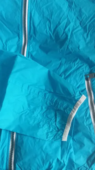 Chubasquero fino azul