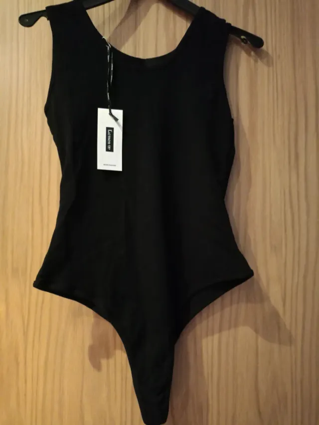 Body negro con detalles plateados