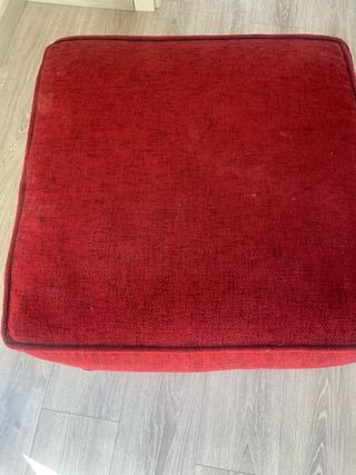 Pouf di tessuto rosso bordeaux